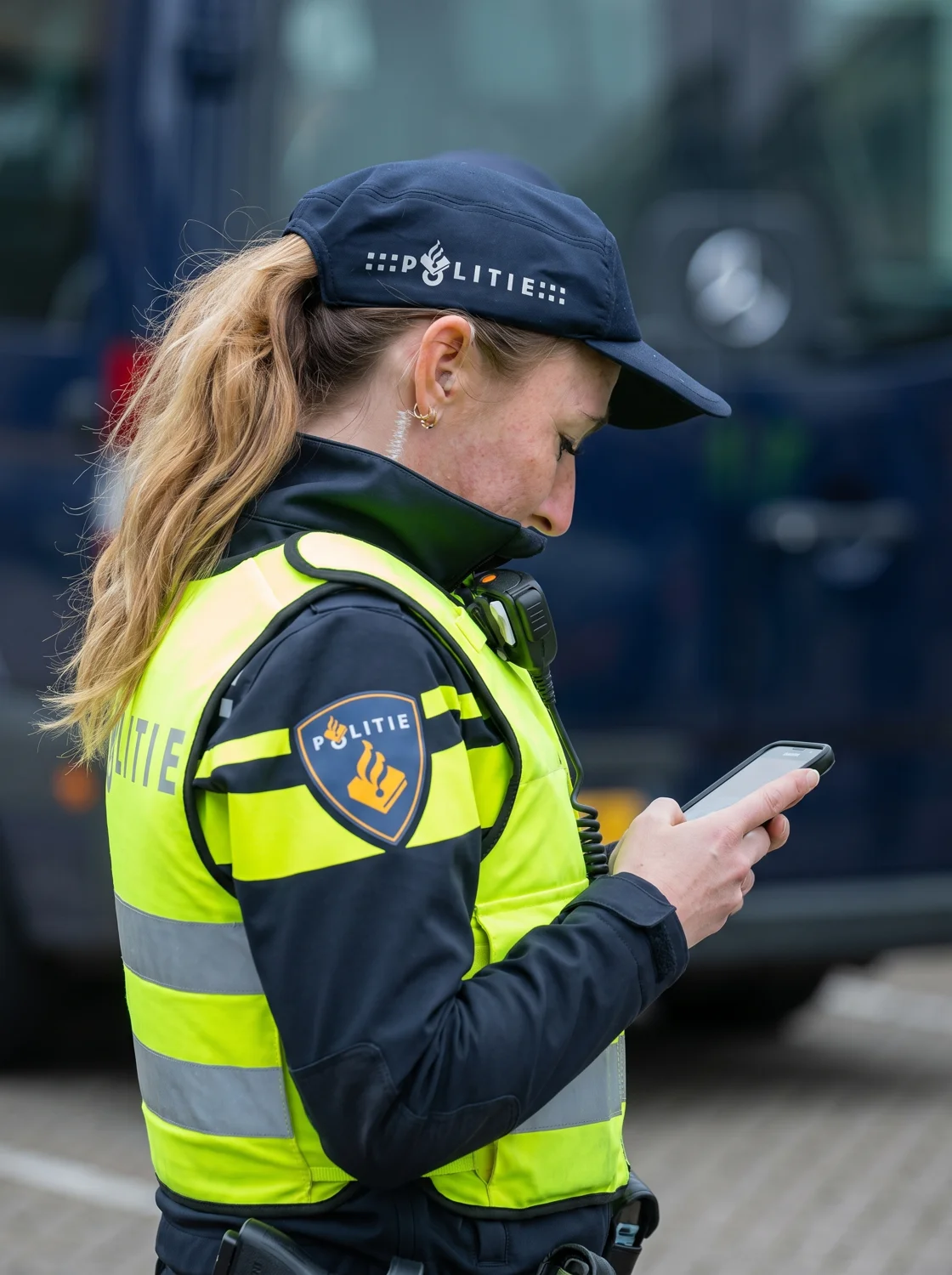 Politieagent legt bevindingen vast tijdens de dienst